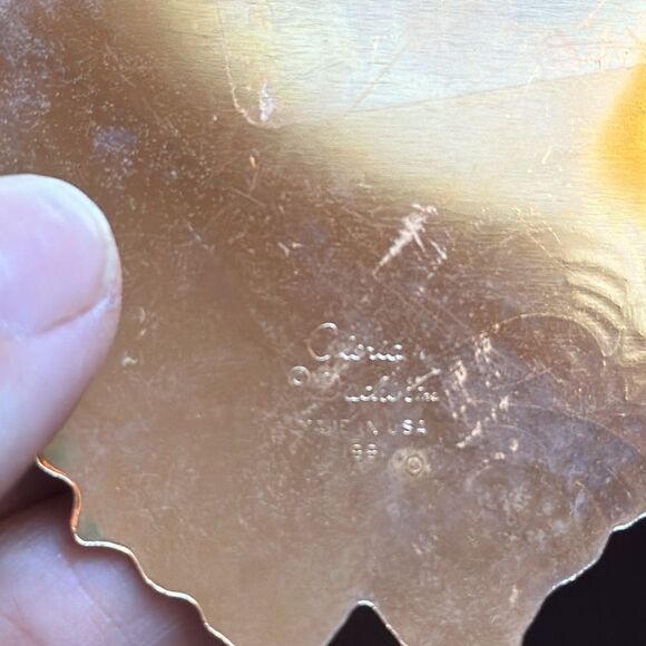 Vtg  1991 Gloria Duchin gold brass Season’s Greetings wreath Christmas ornament - Picture 5 of 5